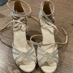 Elegant Strappy Sandals with Rhinestone Detailing